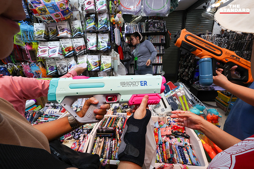 ประชาชนเลือกซื้ออุปกรณ์เล่นน้ำสงกรานต์ที่ สำเพ็ง ท่ามกลางภาวะของแพงและน้ำมันขึ้นราคา 4