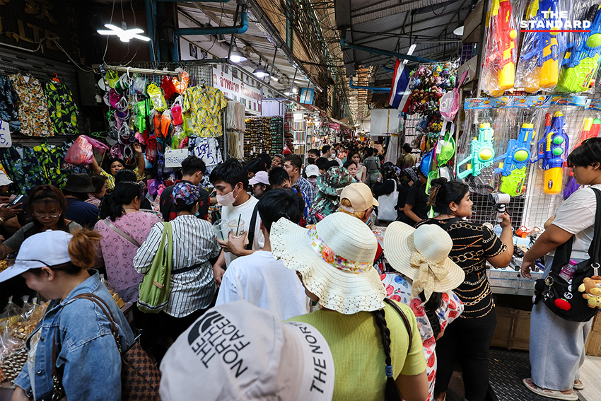 ประชาชนเลือกซื้ออุปกรณ์เล่นน้ำสงกรานต์ที่ สำเพ็ง ท่ามกลางภาวะของแพงและน้ำมันขึ้นราคา 5