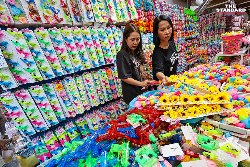 ประชาชนเลือกซื้ออุปกรณ์เล่นน้ำสงกรานต์ที่ สำเพ็ง ท่ามกลางภาวะของแพงและน้ำมันขึ้นราคา 6