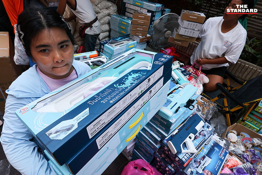 ประชาชนเลือกซื้ออุปกรณ์เล่นน้ำสงกรานต์ที่ สำเพ็ง ท่ามกลางภาวะของแพงและน้ำมันขึ้นราคา 7