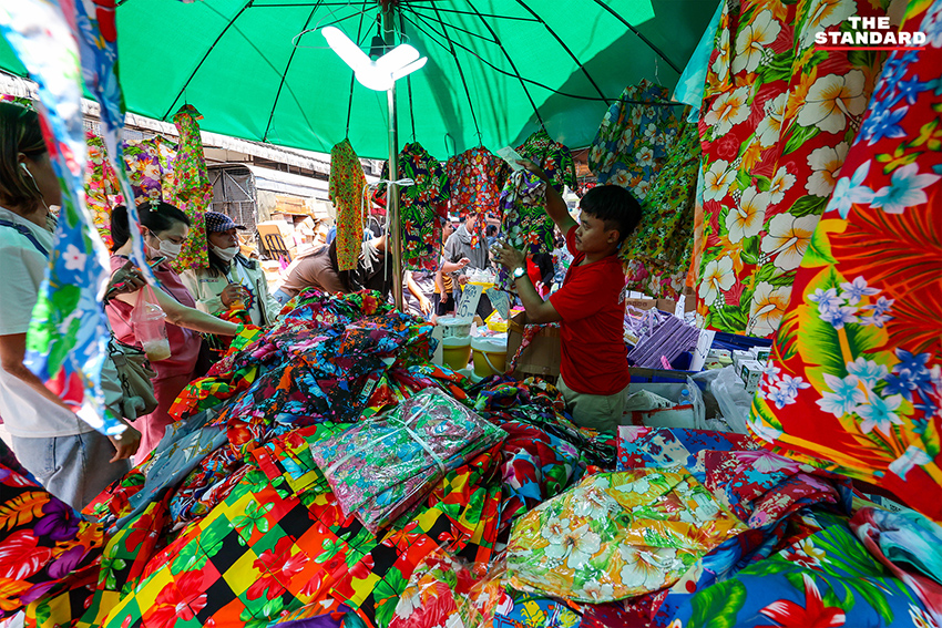 ประชาชนเลือกซื้ออุปกรณ์เล่นน้ำสงกรานต์ที่ สำเพ็ง ท่ามกลางภาวะของแพงและน้ำมันขึ้นราคา 8