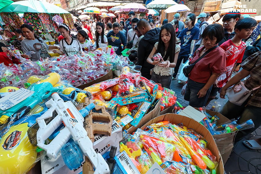 ประชาชนเลือกซื้ออุปกรณ์เล่นน้ำสงกรานต์ที่ สำเพ็ง ท่ามกลางภาวะของแพงและน้ำมันขึ้นราคา 9