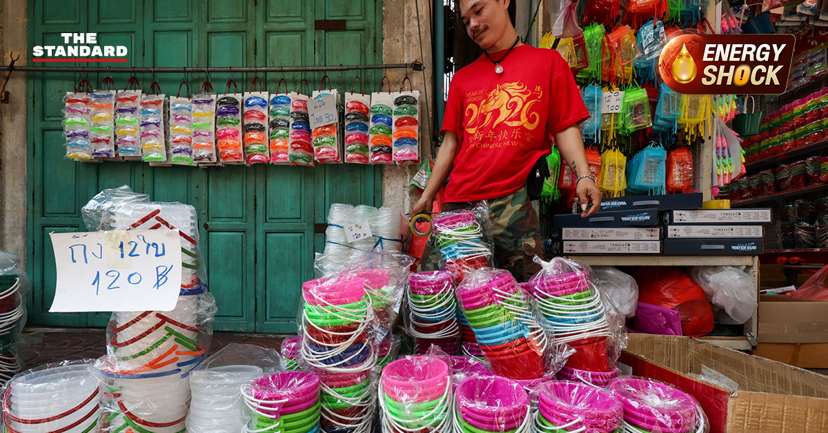 ประชาชนเลือกซื้ออุปกรณ์เล่นน้ำสงกรานต์ที่ สำเพ็ง ท่ามกลางภาวะของแพงและน้ำมันขึ้นราคา