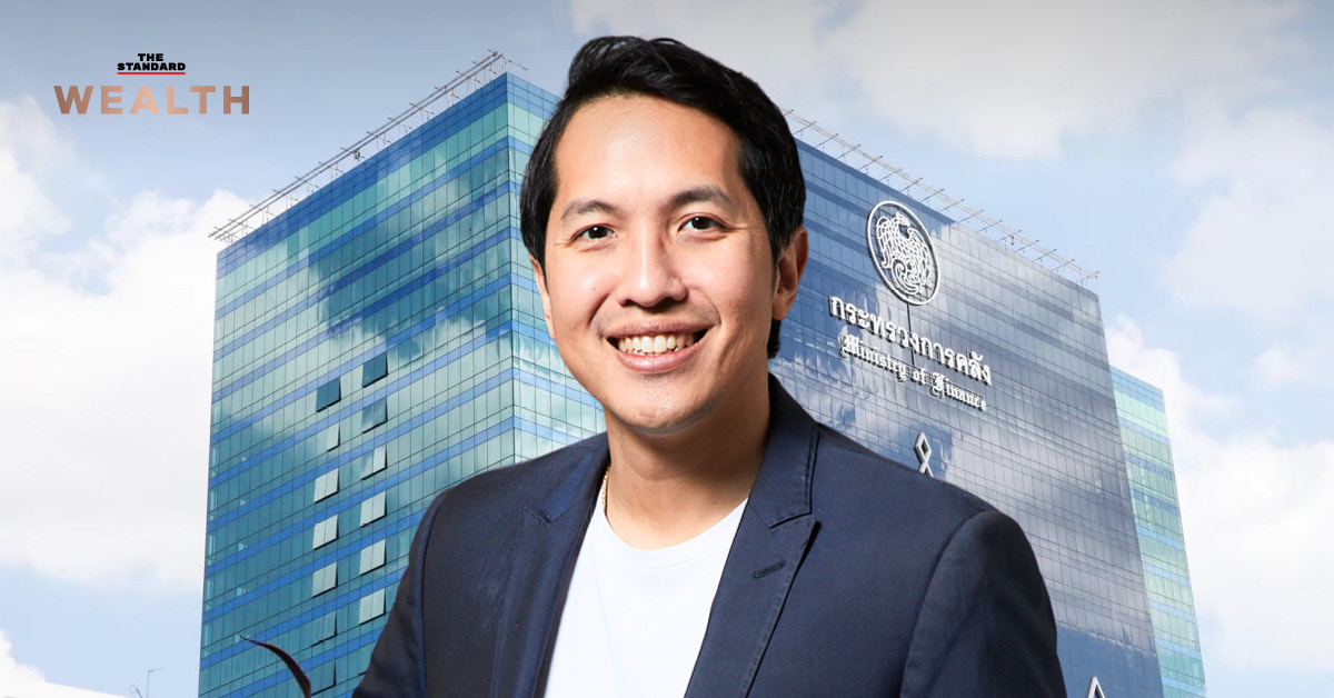 ภาพ ดร. สันติธาร เสถียรไทย ว่าที่ผู้ช่วยรัฐมนตรีคลัง พร้อมข้อความ ‘กระทรวงการคลังก้าวสู่ เศรษฐกิจแห่งอนาคต’