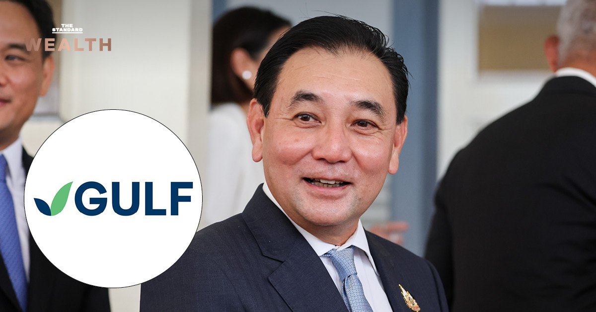 สารัชถ์ รัตนาวะดี ซีอีโอ GULF กำลังบรรยาย พร้อมโลโก้ GULF และข้อความเกี่ยวกับแผนธุรกิจพลังงานหมุนเวียนในยุโรป LNG และไฟฟ้าเสรีในไทย