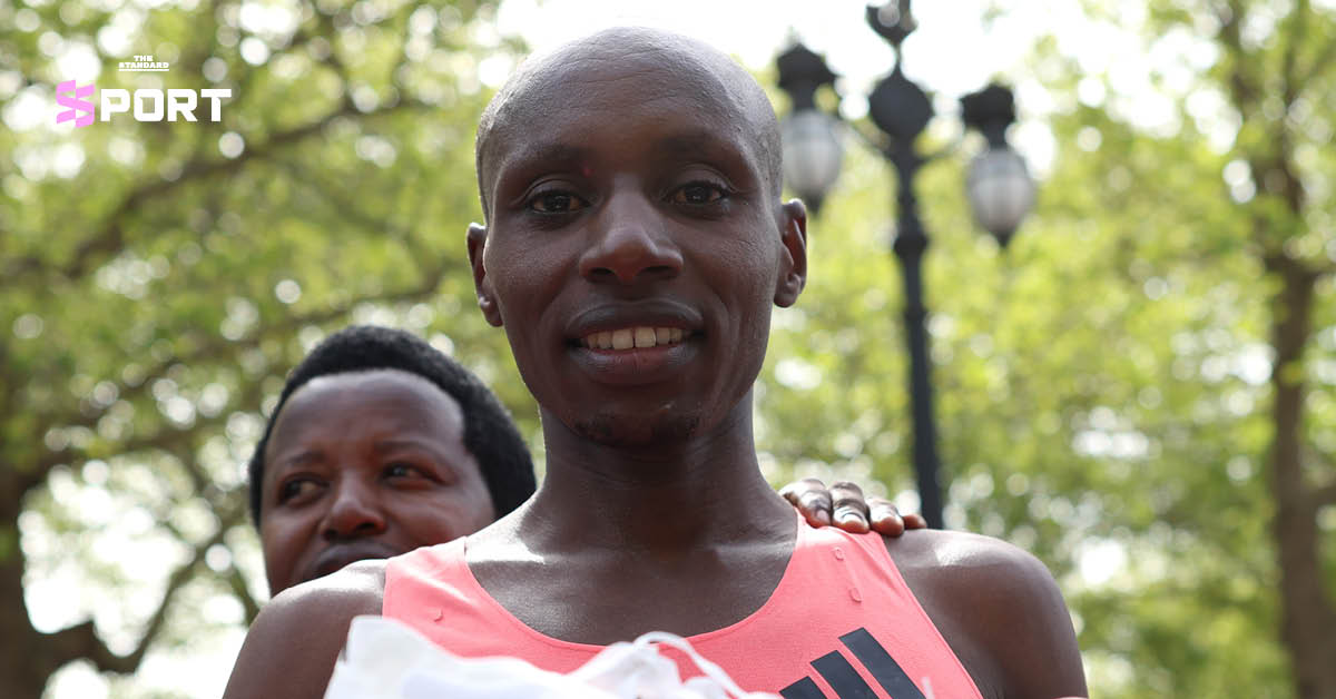 เซบาสเตียน ซาเว นักวิ่งมาราธอนชาวเคนยาขณะวิ่งเข้าเส้นชัยในการแข่งขัน ลอนดอน มาราธอน 2026 ที่เขาสร้างสถิติโลกใหม่