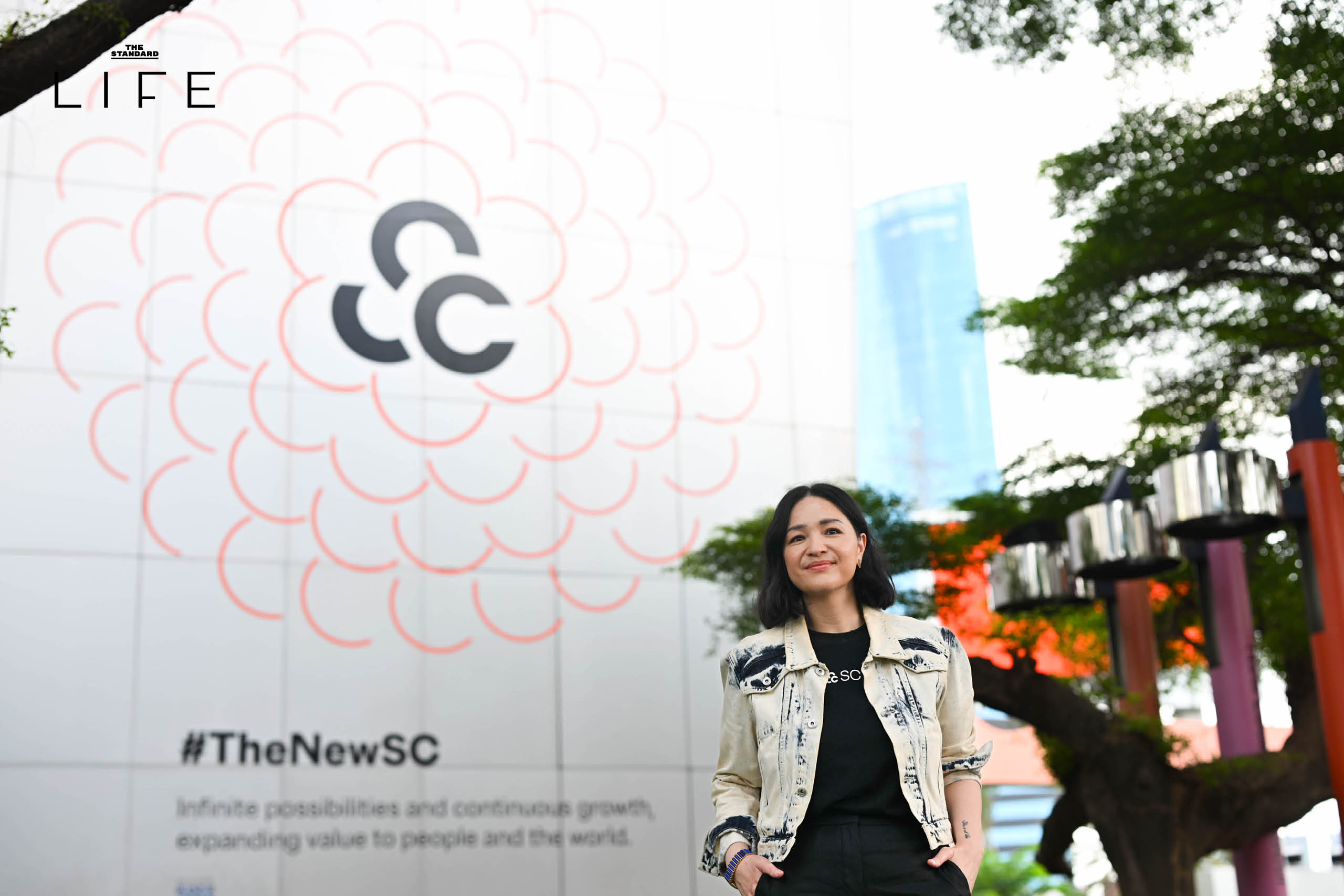 ภาพโลโก้ SC และโฉมชฎา กุลดิลก หัวหน้าสายงานกลยุทธ์แบรนด์และสื่อสารองค์กร พูดคุยเกี่ยวกับการรีแบรนด์ครั้งใหญ่ 7