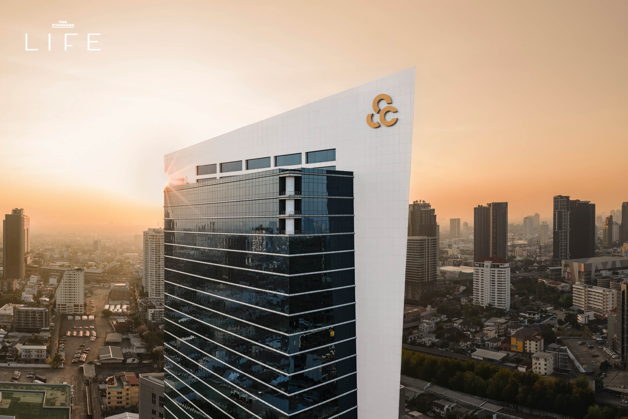 ภาพโลโก้ SC และโฉมชฎา กุลดิลก หัวหน้าสายงานกลยุทธ์แบรนด์และสื่อสารองค์กร พูดคุยเกี่ยวกับการรีแบรนด์ครั้งใหญ่ 9