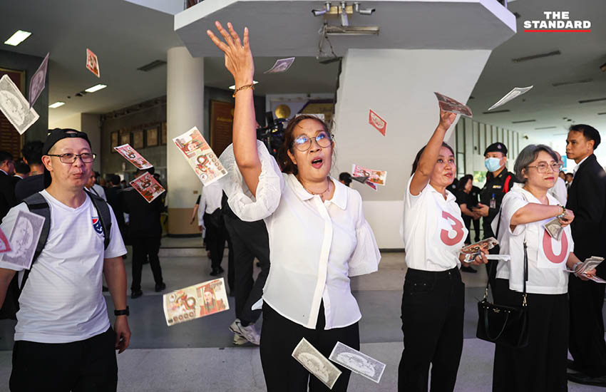 กลุ่ม ม.39 บุก กระทรวงแรงงาน ยื่นหนังสือ จุลพันธ์ พร้อมโปรยเงินกงเต็กคืนประกันสังคม 11