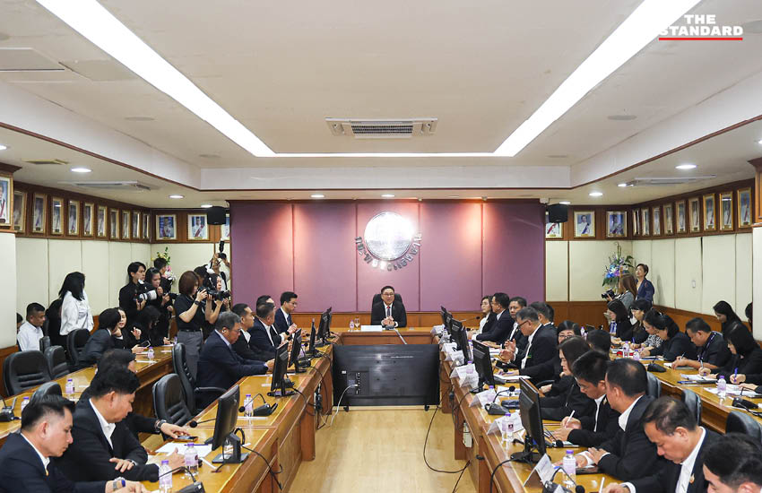 กลุ่ม ม.39 บุก กระทรวงแรงงาน ยื่นหนังสือ จุลพันธ์ พร้อมโปรยเงินกงเต็กคืนประกันสังคม 12