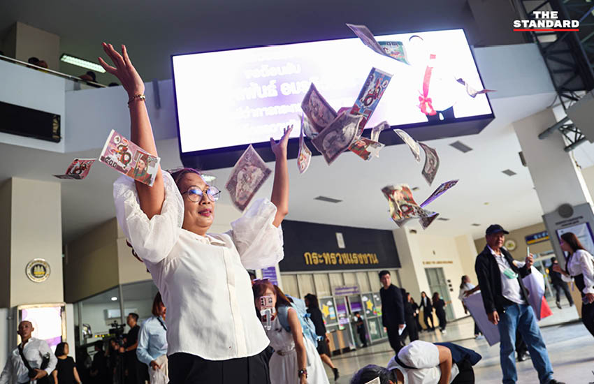 กลุ่ม ม.39 บุก กระทรวงแรงงาน ยื่นหนังสือ จุลพันธ์ พร้อมโปรยเงินกงเต็กคืนประกันสังคม 3