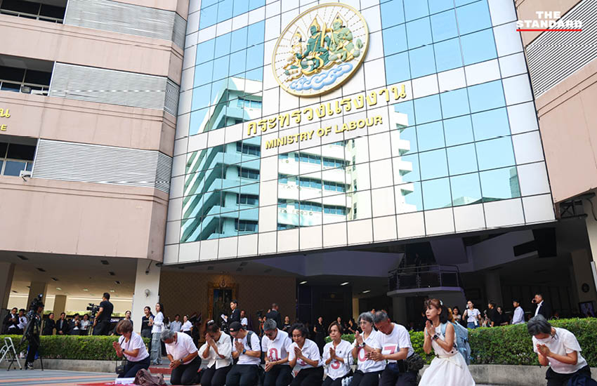 กลุ่ม ม.39 บุก กระทรวงแรงงาน ยื่นหนังสือ จุลพันธ์ พร้อมโปรยเงินกงเต็กคืนประกันสังคม 4