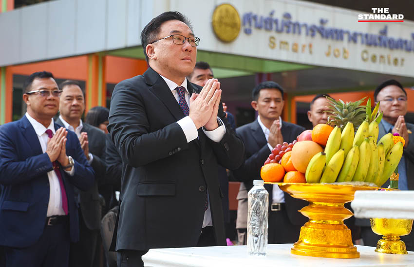 กลุ่ม ม.39 บุก กระทรวงแรงงาน ยื่นหนังสือ จุลพันธ์ พร้อมโปรยเงินกงเต็กคืนประกันสังคม 6