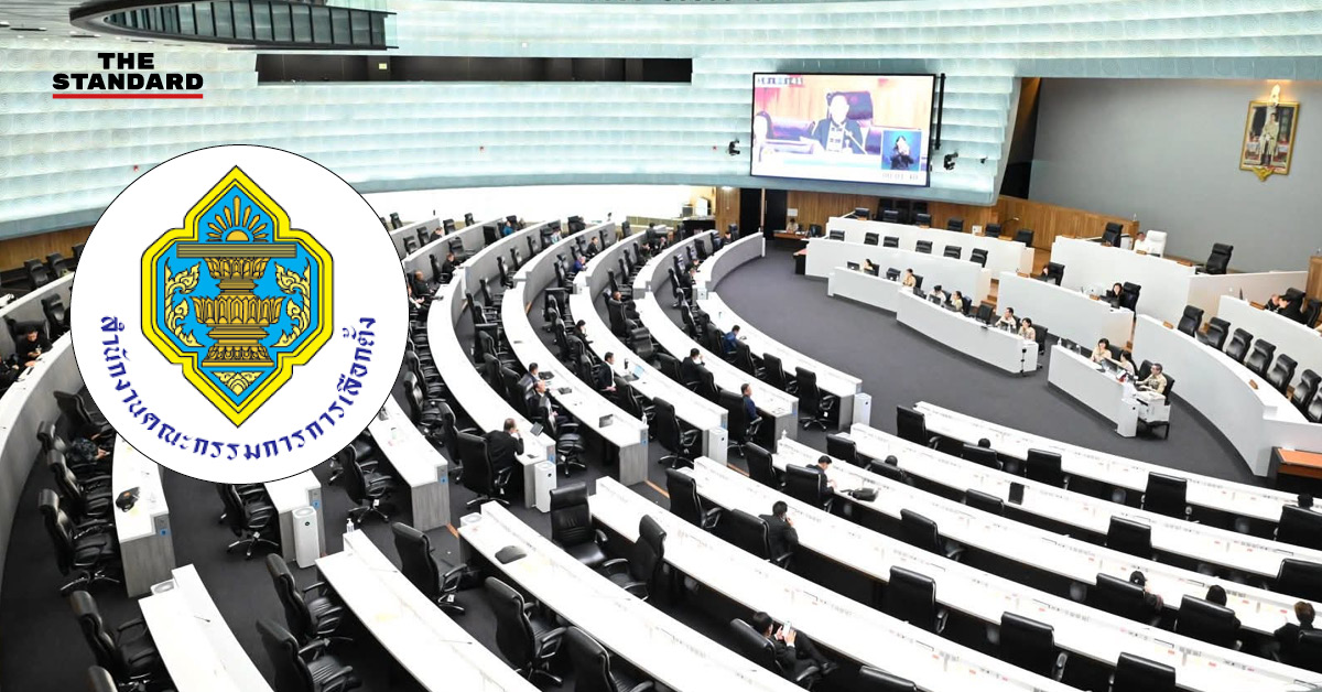 ภาพ สว. อภิปรายผลงาน กกต. โดยมี แสวง บุญมี เลขาธิการ กกต. เข้าร่วม