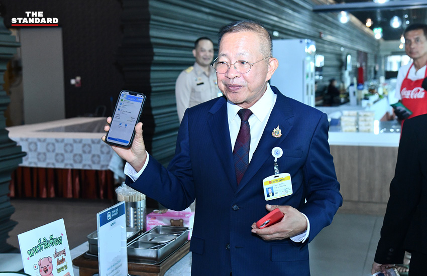 สมาชิกวุฒิสภาเลือกซื้ออาหารจากร้านค้าภายในอาคารรัฐสภา หลังเริ่มมาตรการชำระค่าอาหารเองเป็นวันแรก 1