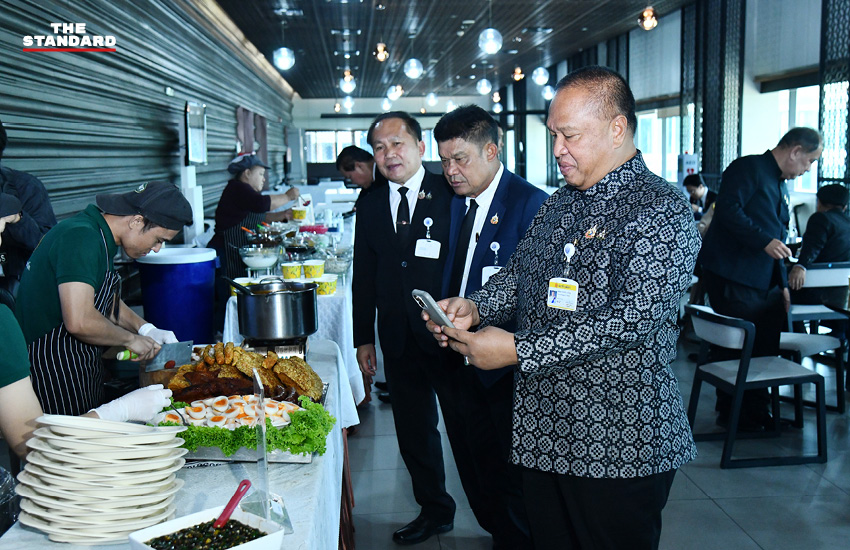 สมาชิกวุฒิสภาเลือกซื้ออาหารจากร้านค้าภายในอาคารรัฐสภา หลังเริ่มมาตรการชำระค่าอาหารเองเป็นวันแรก 2