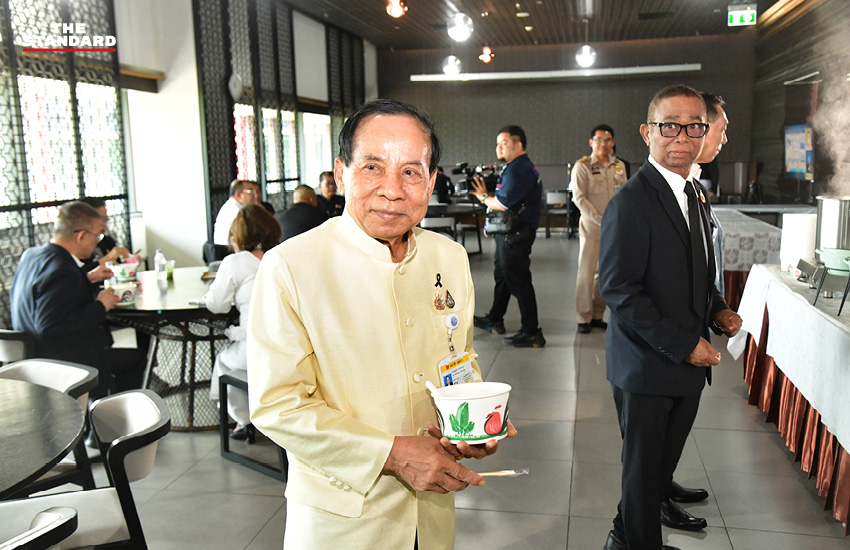 สมาชิกวุฒิสภาเลือกซื้ออาหารจากร้านค้าภายในอาคารรัฐสภา หลังเริ่มมาตรการชำระค่าอาหารเองเป็นวันแรก 3