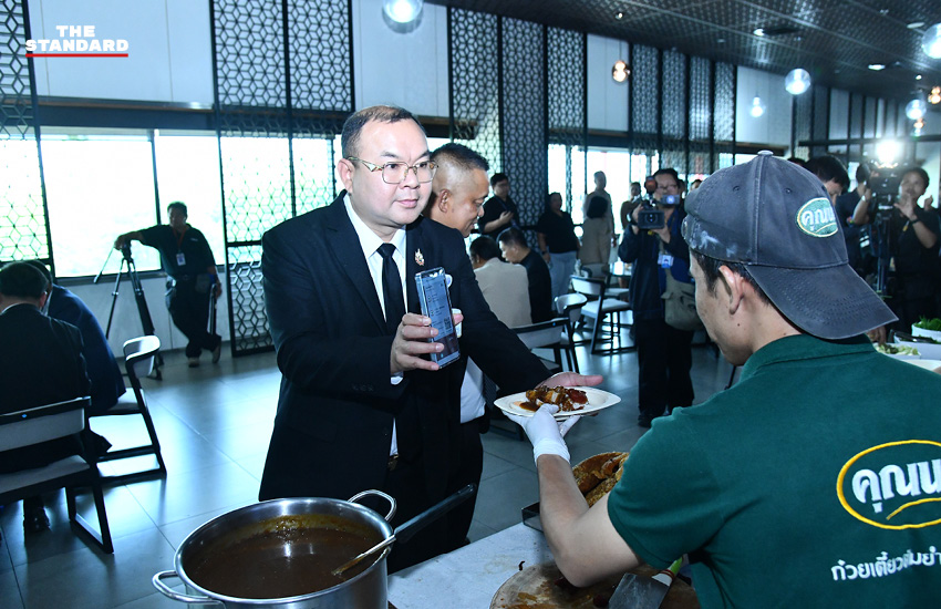 สมาชิกวุฒิสภาเลือกซื้ออาหารจากร้านค้าภายในอาคารรัฐสภา หลังเริ่มมาตรการชำระค่าอาหารเองเป็นวันแรก 5