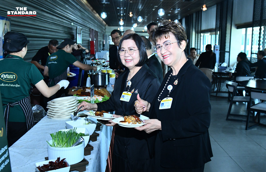 สมาชิกวุฒิสภาเลือกซื้ออาหารจากร้านค้าภายในอาคารรัฐสภา หลังเริ่มมาตรการชำระค่าอาหารเองเป็นวันแรก 6