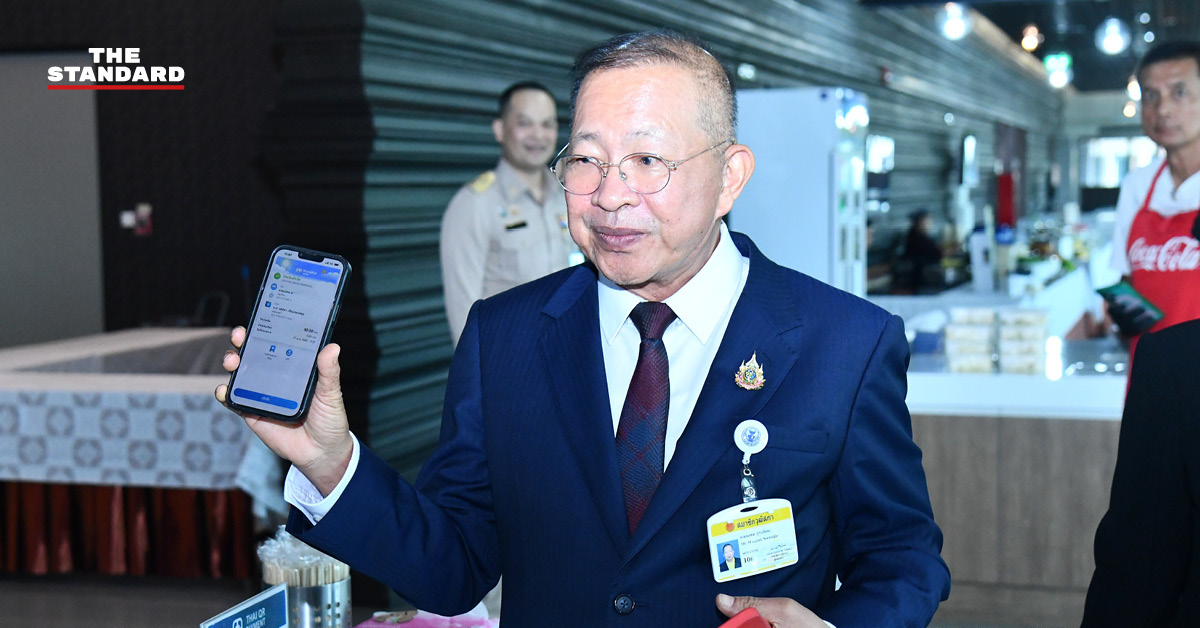 สมาชิกวุฒิสภาเลือกซื้ออาหารจากร้านค้าภายในอาคารรัฐสภา หลังเริ่มมาตรการชำระค่าอาหารเองเป็นวันแรก