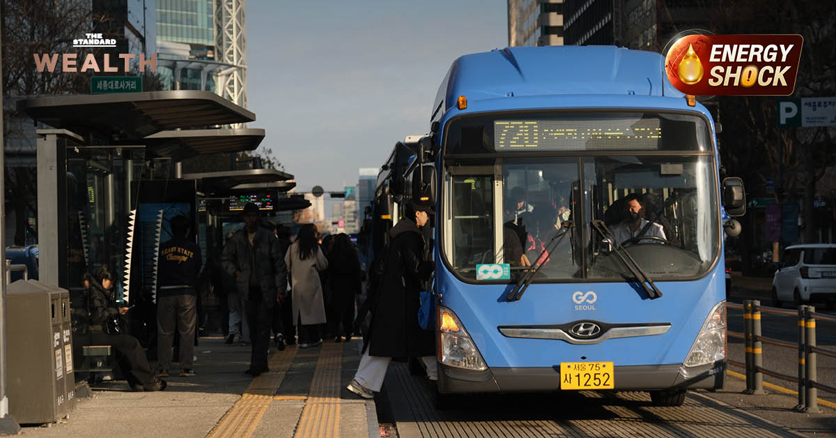 ภาพผู้คนใช้บริการรถไฟใต้ดินในกรุงโซล พร้อมข้อความเกี่ยวกับการคืนเงินค่าโดยสารเพื่อลดภาระค่าเดินทาง