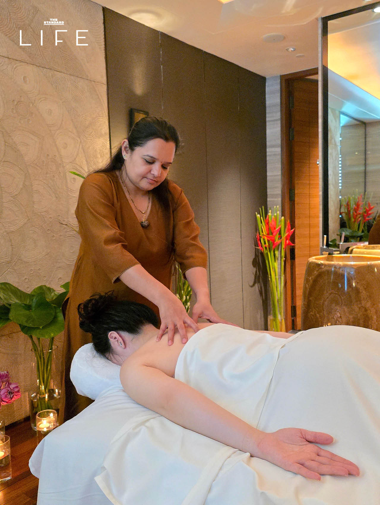 ภาพการทำ Shiro-Vitality Cranial Ritual เพื่อรีเซ็ตสมองล้าและล้างพิษทางอารมณ์ 2