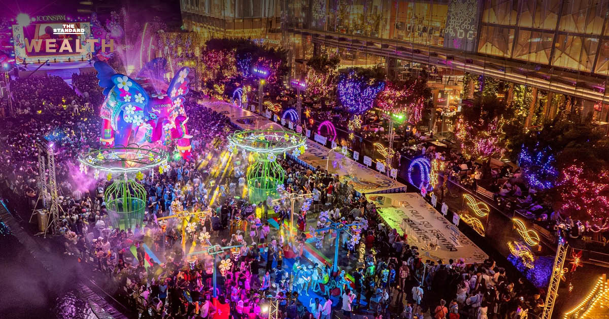 ผู้คนร่วมเฉลิมฉลองเทศกาลสงกรานต์อย่างคึกคักที่ไอคอนสยามและสยามพารากอน