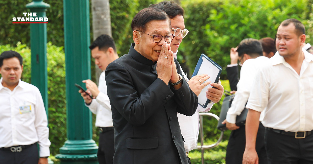 สีหศักดิ์ พวงเกตุแก้ว รองนายกฯ และรัฐมนตรีต่างประเทศ กำลังให้สัมภาษณ์สื่อมวลชน