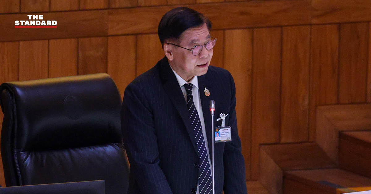 สีหศักดิ์ พวงเกตุแก้ว รองนายกรัฐมนตรีและรัฐมนตรีต่างประเทศ กำลังกล่าวชี้แจงในสภา พร้อมพาดหัว 'เร่งหาแหล่งพลังงานใหม่' และ 'บินโอมาน 15-16 เม.ย.นี้ เจรจาปล่อยเรือสินค้าไทย'