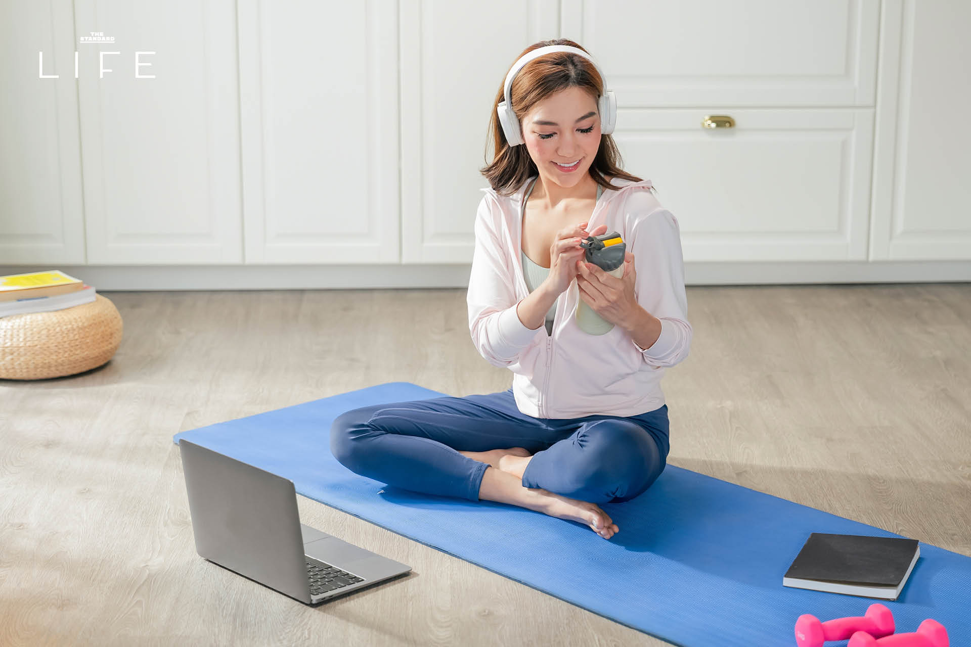 ภาพประกอบแสดงอาการขาดน้ำในห้องแอร์ เช่น ปากแห้ง และรู้สึกไม่สดชื่น 1