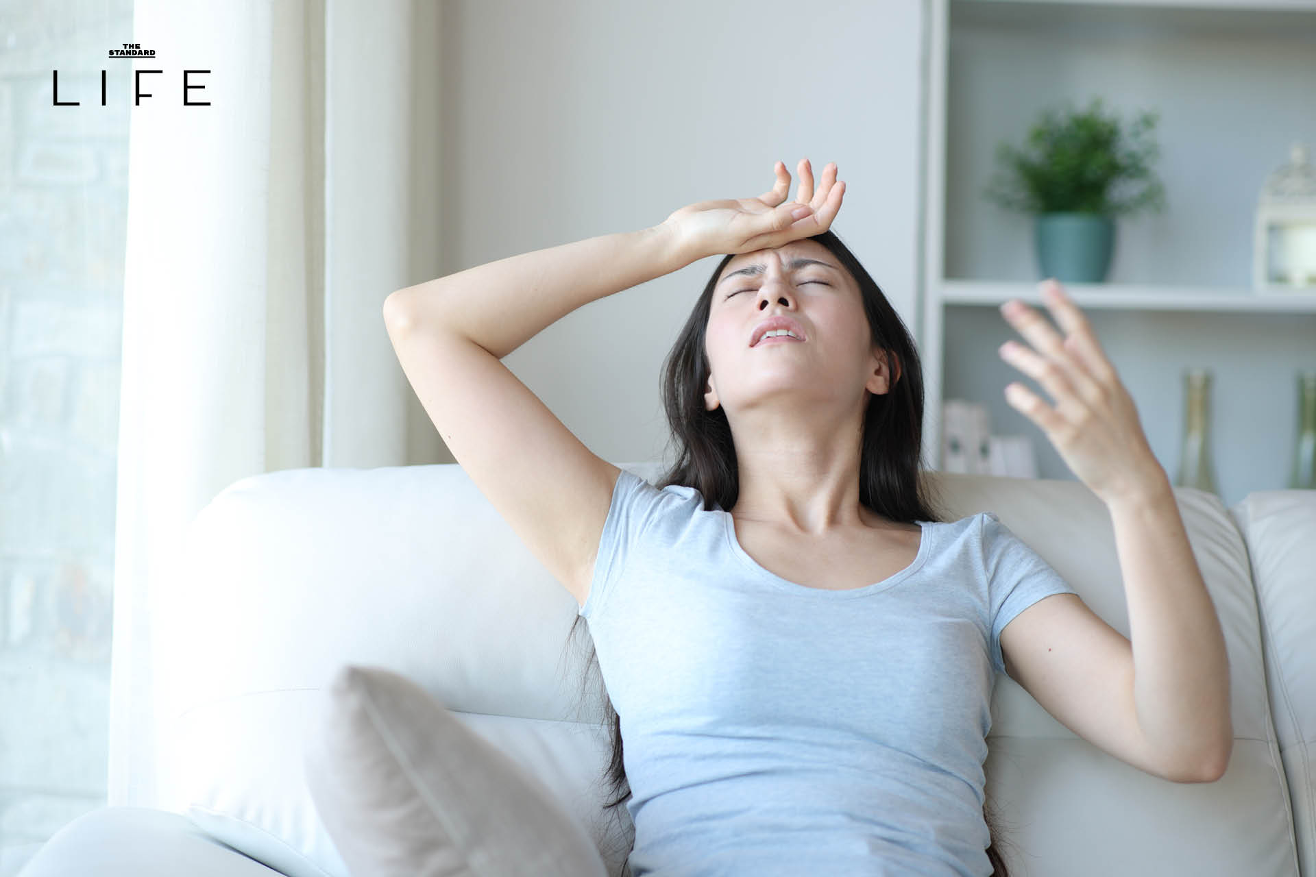 ภาพประกอบแสดงอาการขาดน้ำในห้องแอร์ เช่น ปากแห้ง และรู้สึกไม่สดชื่น 2