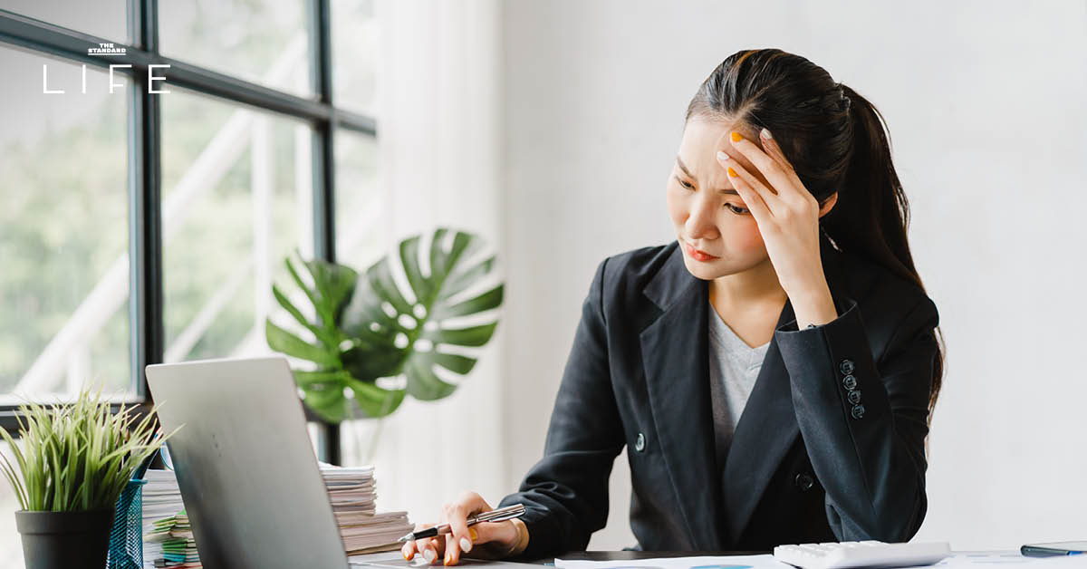 ภาพประกอบแสดงอาการขาดน้ำในห้องแอร์ เช่น ปากแห้ง และรู้สึกไม่สดชื่น