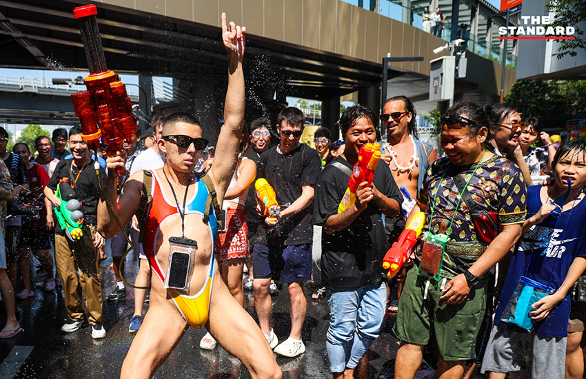 นักท่องเที่ยวเล่นน้ำ สงกรานต์ บน ถนน สีลม 2569 ท่ามกลางมาตรการรักษาความปลอดภัย 1