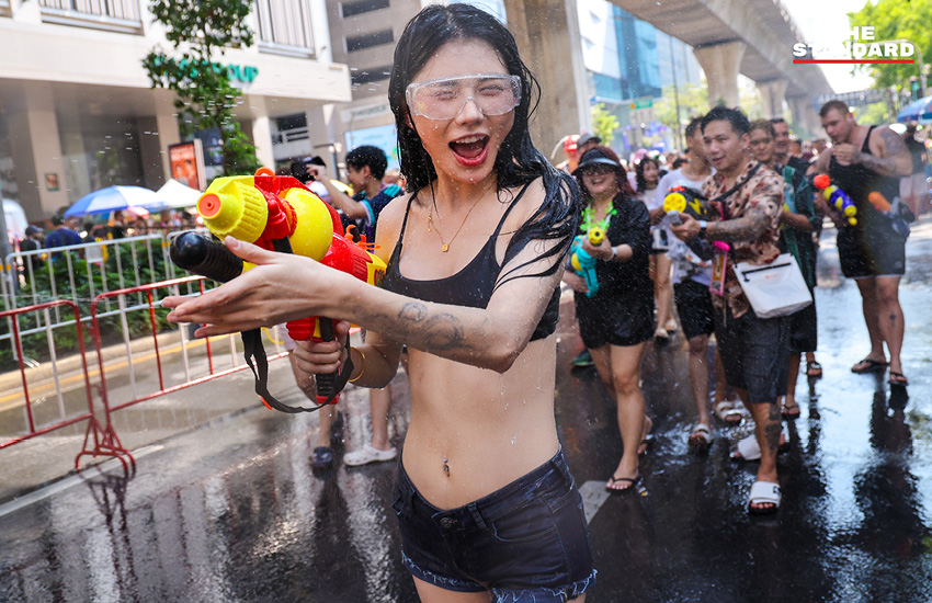 นักท่องเที่ยวเล่นน้ำ สงกรานต์ บน ถนน สีลม 2569 ท่ามกลางมาตรการรักษาความปลอดภัย 10