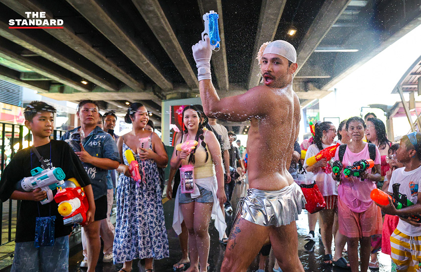 นักท่องเที่ยวเล่นน้ำ สงกรานต์ บน ถนน สีลม 2569 ท่ามกลางมาตรการรักษาความปลอดภัย 11