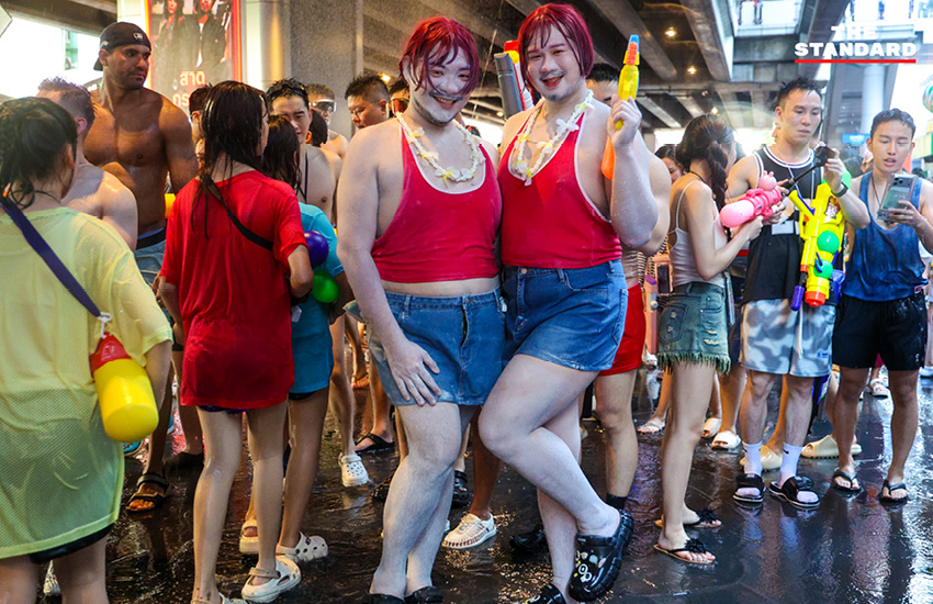 นักท่องเที่ยวเล่นน้ำ สงกรานต์ บน ถนน สีลม 2569 ท่ามกลางมาตรการรักษาความปลอดภัย 13