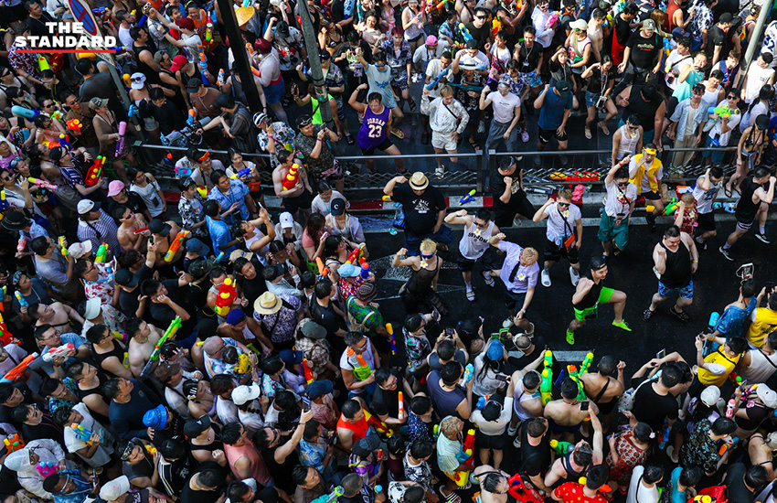 นักท่องเที่ยวเล่นน้ำ สงกรานต์ บน ถนน สีลม 2569 ท่ามกลางมาตรการรักษาความปลอดภัย 15