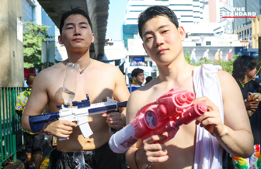 นักท่องเที่ยวเล่นน้ำ สงกรานต์ บน ถนน สีลม 2569 ท่ามกลางมาตรการรักษาความปลอดภัย 2