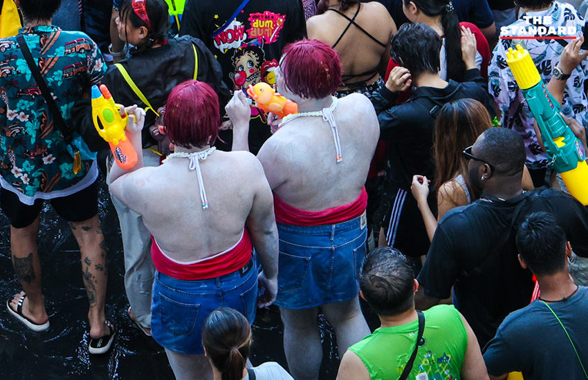 นักท่องเที่ยวเล่นน้ำ สงกรานต์ บน ถนน สีลม 2569 ท่ามกลางมาตรการรักษาความปลอดภัย 3