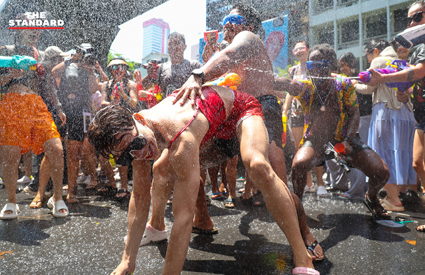 นักท่องเที่ยวเล่นน้ำ สงกรานต์ บน ถนน สีลม 2569 ท่ามกลางมาตรการรักษาความปลอดภัย 4