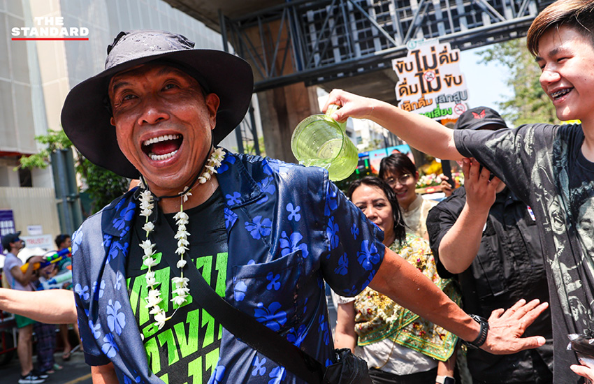 นักท่องเที่ยวเล่นน้ำ สงกรานต์ บน ถนน สีลม 2569 ท่ามกลางมาตรการรักษาความปลอดภัย 5