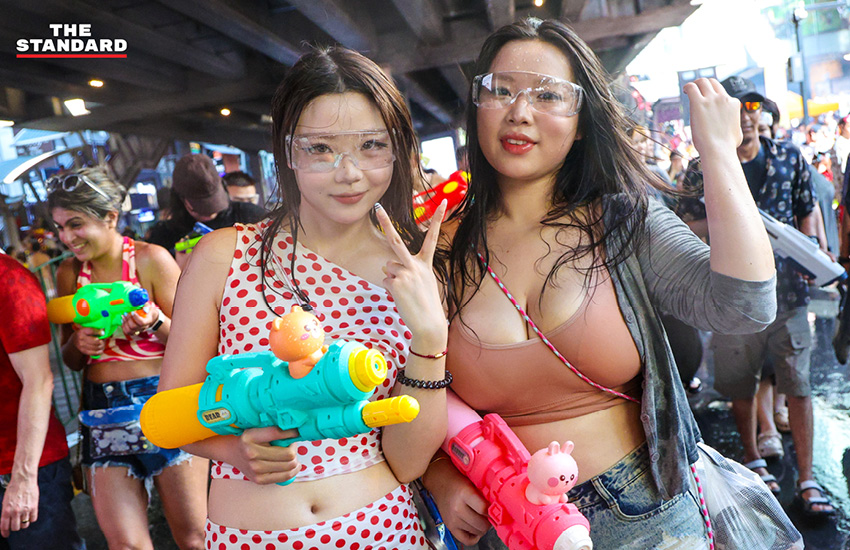 นักท่องเที่ยวเล่นน้ำ สงกรานต์ บน ถนน สีลม 2569 ท่ามกลางมาตรการรักษาความปลอดภัย 7