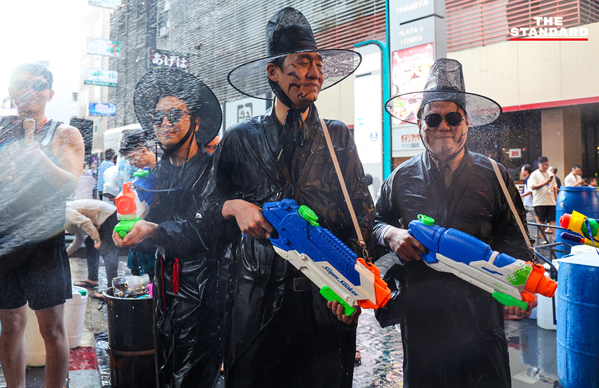 นักท่องเที่ยวเล่นน้ำ สงกรานต์ บน ถนน สีลม 2569 ท่ามกลางมาตรการรักษาความปลอดภัย 8