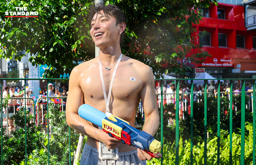 นักท่องเที่ยวเล่นน้ำ สงกรานต์ บน ถนน สีลม 2569 ท่ามกลางมาตรการรักษาความปลอดภัย 9