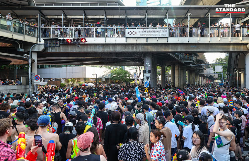 ผู้คนจำนวนมากเล่นน้ำสงกรานต์บน ถนนสีลม ปี 2569 ในวันสุดท้ายอย่างคึกคัก 1