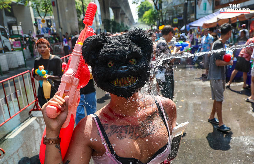 ผู้คนจำนวนมากเล่นน้ำสงกรานต์บน ถนนสีลม ปี 2569 ในวันสุดท้ายอย่างคึกคัก 10