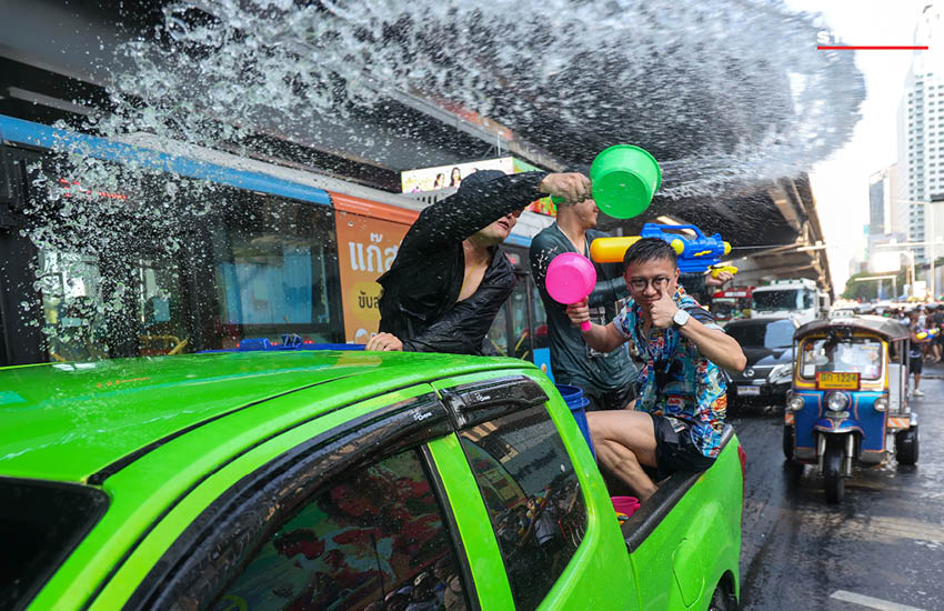 ผู้คนจำนวนมากเล่นน้ำสงกรานต์บน ถนนสีลม ปี 2569 ในวันสุดท้ายอย่างคึกคัก 11