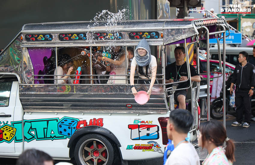 ผู้คนจำนวนมากเล่นน้ำสงกรานต์บน ถนนสีลม ปี 2569 ในวันสุดท้ายอย่างคึกคัก 12