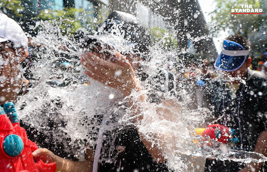 ผู้คนจำนวนมากเล่นน้ำสงกรานต์บน ถนนสีลม ปี 2569 ในวันสุดท้ายอย่างคึกคัก 13