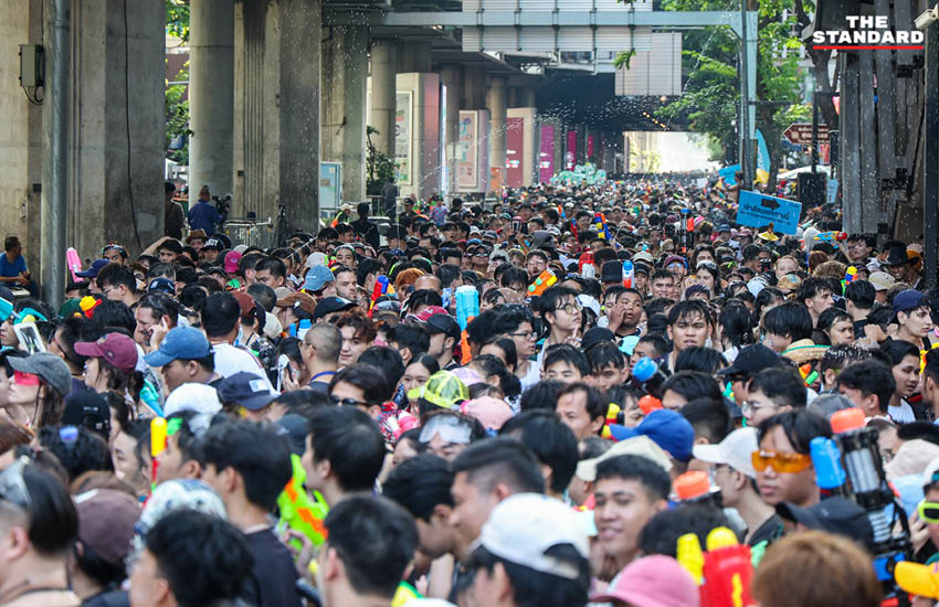 ผู้คนจำนวนมากเล่นน้ำสงกรานต์บน ถนนสีลม ปี 2569 ในวันสุดท้ายอย่างคึกคัก 14